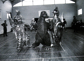 Illustration for article titled Behind-the-scenes Godzilla photos were charming, absolutely ridiculous